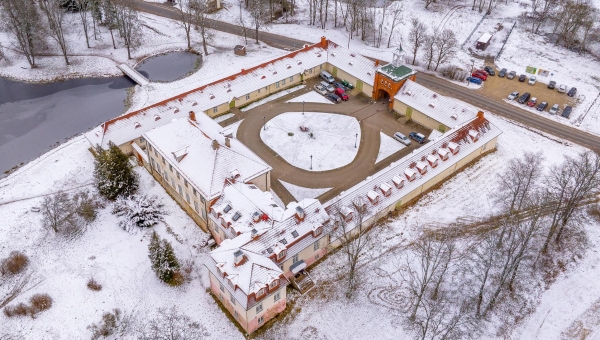 Jaanuar tõi muudatusi Rogosi mõisa teenustevalikusse. Mõneks ajaks kaob valikust nii kehakinnituse kui ka ööbimise võimalus. Ka kohvikusse pole külastajail mõnda aega asja. Vald tegeleb aktiivselt sellega, et mõisale ühel hetkel taas rohkem elu sisse puhuda. Foto: AIGAR NAGEL